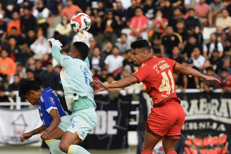 Pesepak bola Persija Jakarta Alaaeddine Ajaraie (kanan) berebut bola dengan penjaga gawang Persib Bandung Teja Paku Alam (tengah) pada pertandingan BRI Super League di Stadion Segiri, Samarinda, Kalimantan Timur, Minggu (10/5/2026). ANTARA FOTO/Angga Palguna/Lmo/nz
