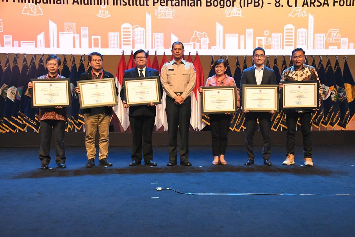 IPB University dan Himpunan Alumni (HA) IPB University mendapat penghargaan dari Badan Nasional Penanggulangan Bencana (BNPB) Kategori Dunia Pendidikan, Yayasan atau Foundation yang telah berpartisipasi dalam penanggulangan bencana tahun 2019. Penghargaan tersebut diberikan secara langsung oleh Kepala BNPB, Doni Monardo dalam Rapat Koordinasi Nasional BNPB tahun 2020 di Sentul International Convention Center (SICC), Bogor, Selasa (4/2). 