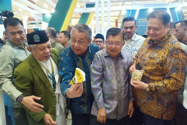 Gubernur BI Perry Warjiyo, mantan Wakil Presiden Indonesia Jusuf Kalla, dan Wakil Presiden Indonesia saat melakukan tour booth di ISEF 2024.