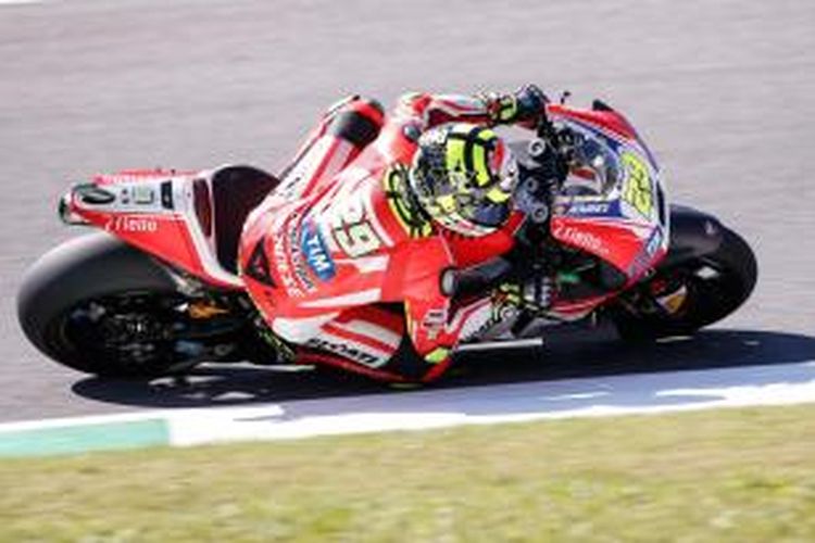 Pebalap Ducati asal Italia, Andrea Iannone, memacu motornya pada sesi latihan bebas ketiga GP Italia di Sirkuit Mugello, Sabtu (30/5/2015).