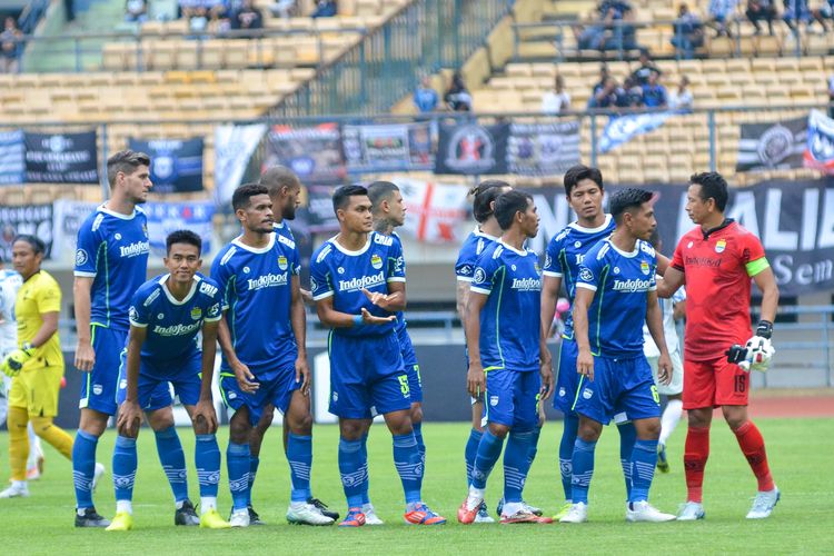 Foto : Duel Antar Lini Laga PSS Vs Persib di Pekan Kelima Liga 1 2022-2023