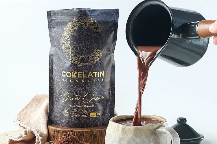 Ilustrasi penyajian produk minuman Cokelatin rasa Dark Choco