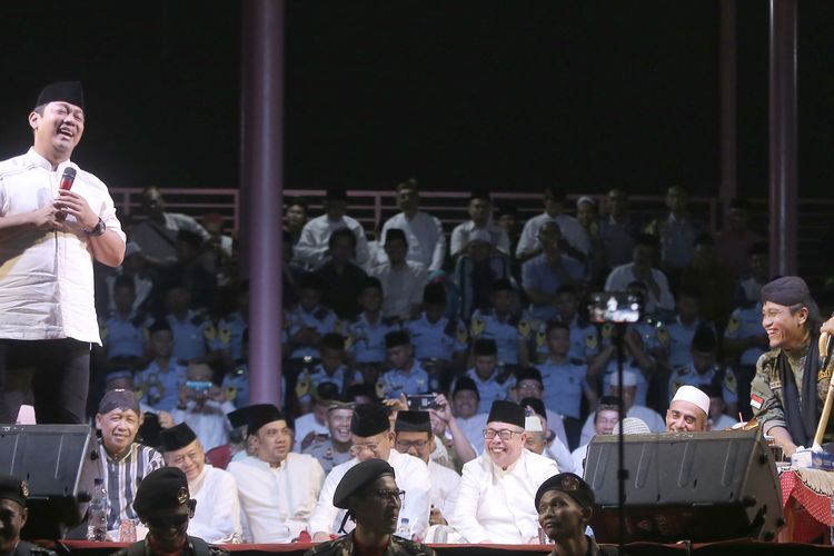 Wali Kota Semarang Hendrar Prihadi bersama Pimpinan Pondok Pesantren Ora Aji Slema, Yogyakarta Miftah Maulana Habiburrahman di acara mengaji bersama di di lapangan Leboh Raya, Pedurungan Kidul, Kota Semarang, Selasa (24/9/2019)