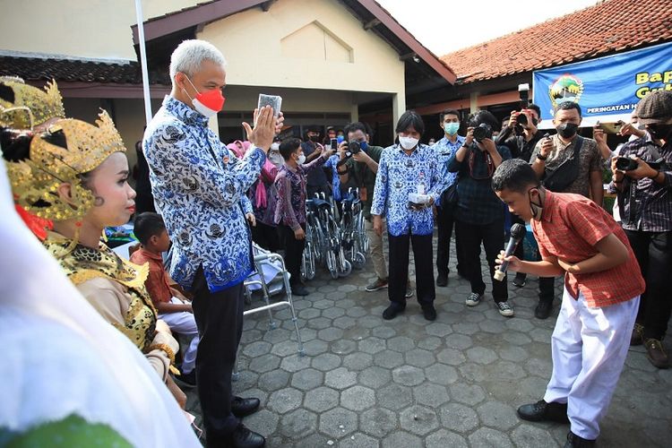 Gubernur Jawa Tengah (Jateng) Ganjar Pranowo meresmikan Sekolah Luar Biasa (SLB) Negeri 1 Demak, Jumat (13/5/2022). 