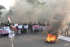 Demo Diwarnai Bakar Ban, Massa Berharap Ditemui Ganjar Pranowo