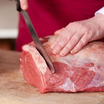 Ilustrasi pisau untuk memotong daging, memotong daging mentah. 