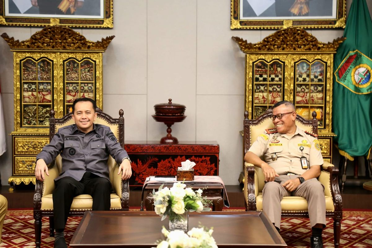 Pj Gubernur Sumsel Agus Fatoni bersama Kepala Balai Karantina Hewan, Ikan, dan Tumbuhan Provinsi Sumsel Kostan Manalu.
