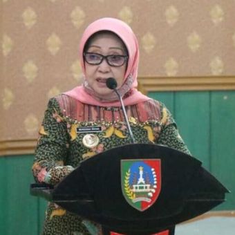 Bupati Jombang Mundjidah Wahab, saat memaparkan skema pemulihan ekonomi dihadapan para pelaku usaha, di aula Bung Tomo Pemkab Jombang, Jawa Timur, Selasa (9/6/2020).