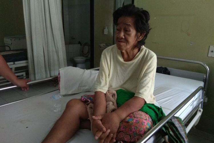 Fatimah (69) diduga eks TKI dari Malaysia yang terlantar di Kabupaten Nunukan, dirawat di Rumah Sakit Umum Kabupaten Nunukan Kalimantan Utara selama 2 bulan terakhir. Selama itu tidak satupun keluarga Fatimah menjenguk.