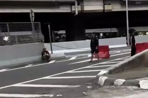 'Pak Ogah' Tutup Exit Tol Rawa Buaya Pakai Rantai, Minta Uang agar Jalan Dibuka