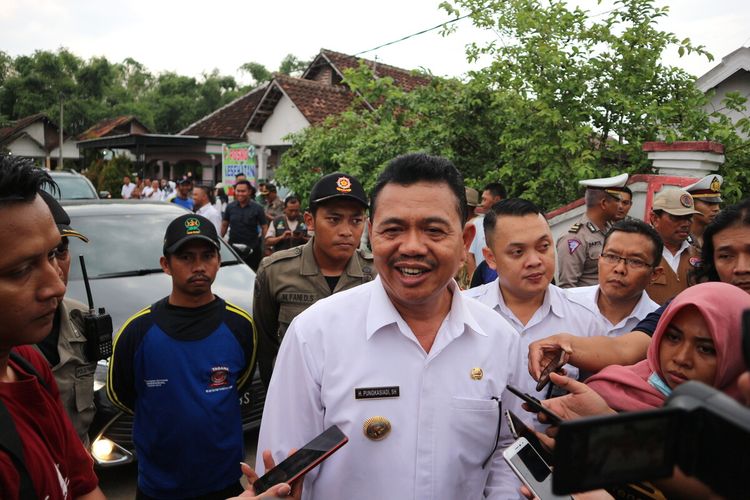 Wakil Bupati Mojokerto Pungkasiadi, saat mengunjungi korban banjir di Dusun Balong, Desa Banyulegi, Kecamatan Dawarblandong, Kabupaten Mojokerto, Rabu (8/1/2020) petang.