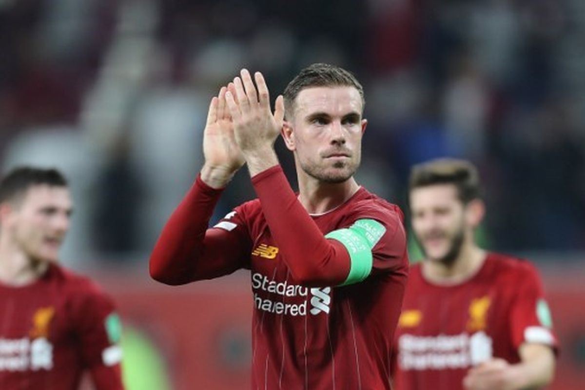 Gelandang Inggris Liverpool, Jordan Henderson, menyambut para pendukung selama pertandingan semifinal Piala Dunia Klub FIFA 2019 antara Meksiko Monterrey dan Liverpool Inggris di Khalifa International Stadium