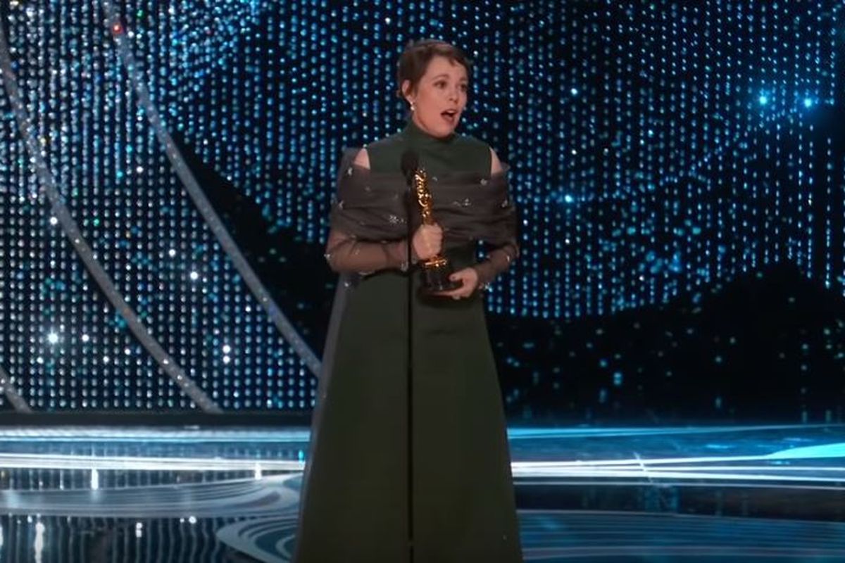 Olivia Colman berpidato di Oscar 2019 dengan piala sebagai Aktris Terbaik.