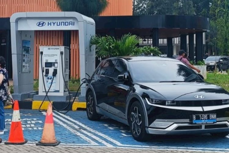 Kementerian PUPR siapkan SPKLU tambahan di ruas tol fungsional. Berikut adalah daftar rest area dengan Charging Station atau Stasiun Pengisian Kendaraan Listrik Umum (SPKLU) di Tol Trans Jawa.