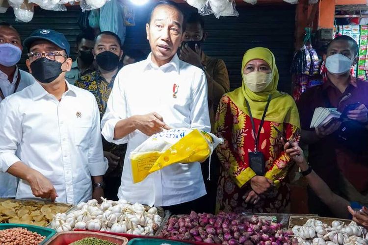 Presiden Jokowi memantau harga beras di Pasar Tradisional Wonokromo Surabaya, Sabtu (18/2/2023).