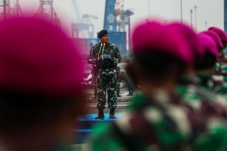 Kepala Staf Angkatan Laut (Kasal), Laksamana TNI Yudo Margono melakukan inspeksi pasukan saat Gelar Pasukan Kesiapsiagaan TNI Angkatan Laut Tahun 2020 di dermaga JICT II, Pelabuhan Tanjung Priok, Jakarta Utara, Senin (23/11/2020). Apel pasukan tersebut digelar untuk memeriksa kesiapansiagaan prajurit maupun alutsista TNI Angkatan Laut guna menyambut tugas-tugas ke depan.