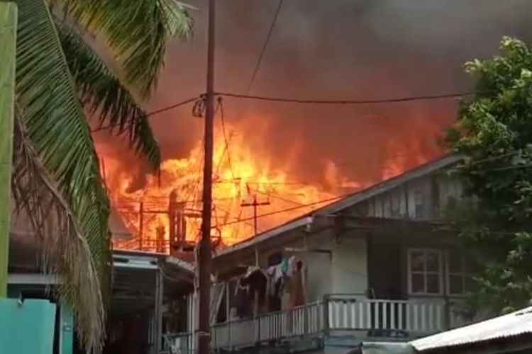 Api berkobar di Klandasan, Balikpapan, menghanguskan 10 rumah dan 5 ruko