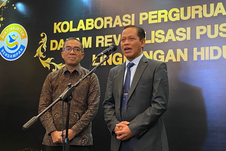 Menteri LH (kanan) menyampaikan keterangan kepada wartawan di Jakarta Selatan, Kamis (30/10/2025). 