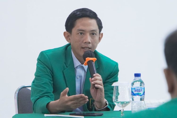 Dekan Fakultas Ekonomi dan Bisnis (FEB) Universitas Nasional (Unas) Jakarta Prof Kumba Digdowiseiso dicopot dari jabatannya buntut tudingan pencatutan nama dosen Malaysia di jurnal ilmiah.