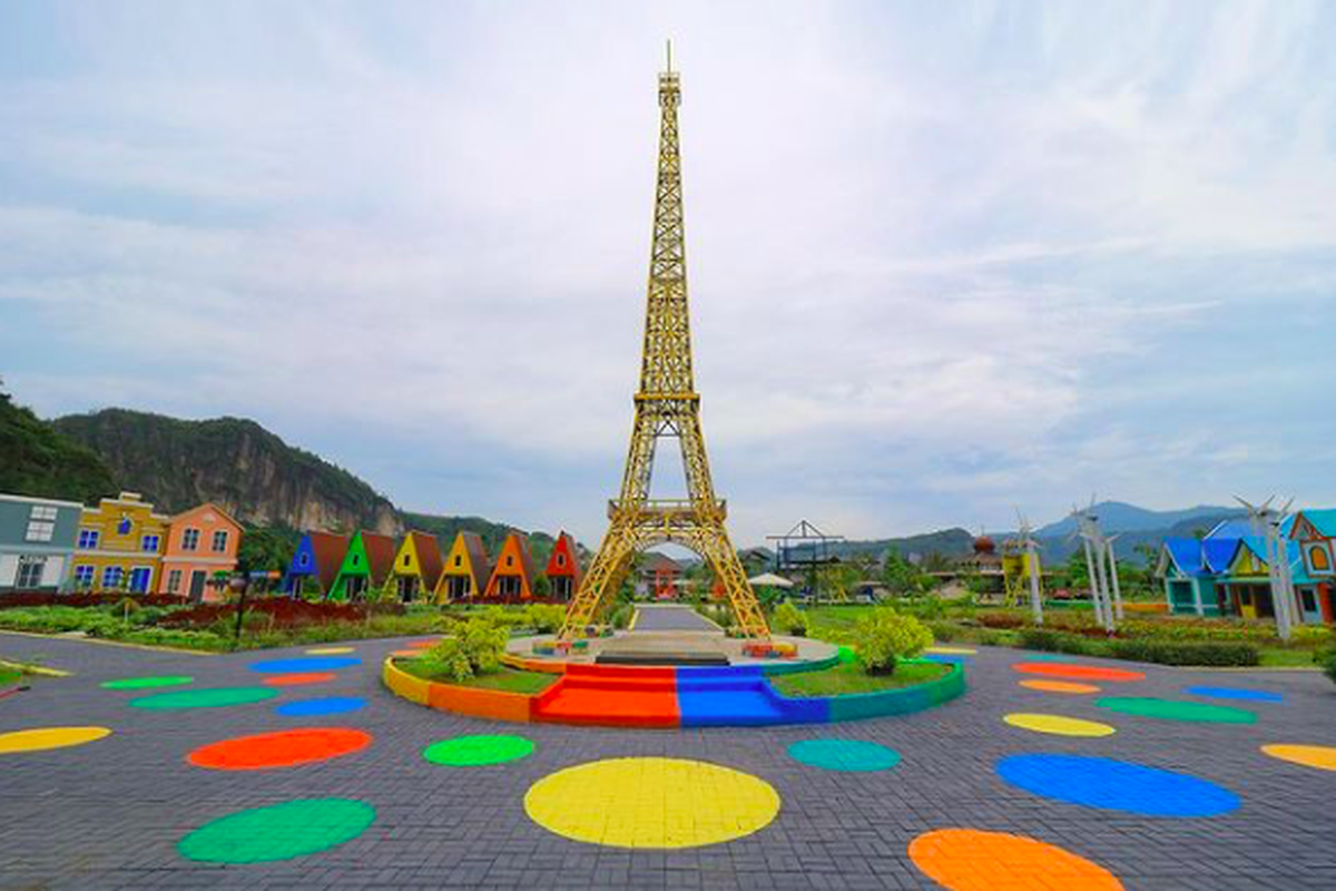 Replika Menara Eiffel di Kampung Sarosah, Kabupaten Lima Puluh Kota, Sumatera Barat