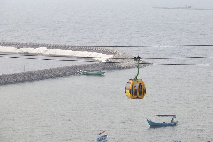 Gondola atau kereta gantung Ancol, Jakarta DOK. Shutterstock/GeorginaCaptures