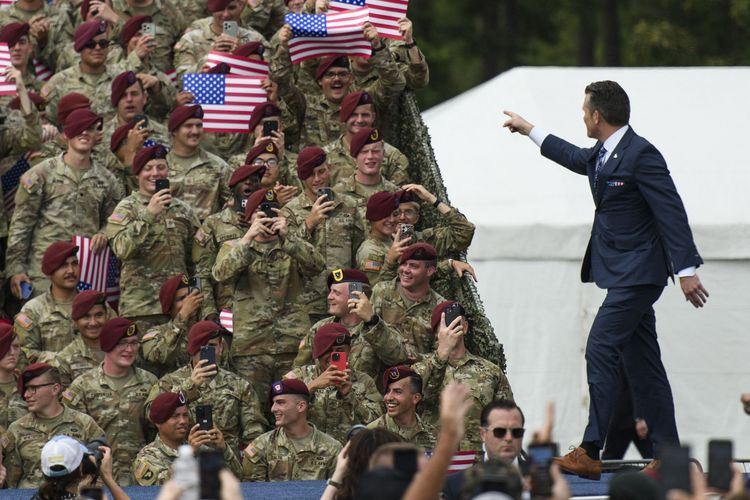 Menteri Pertahanan Amerika Serikat Pete Hegseth melambaikan tangannya ke pasukan AS yang merayakan hari jadi ke-250 angkatan bersenjata di Fort Bragg, Negara Bagian North Carolina, 10 Juni 2025.