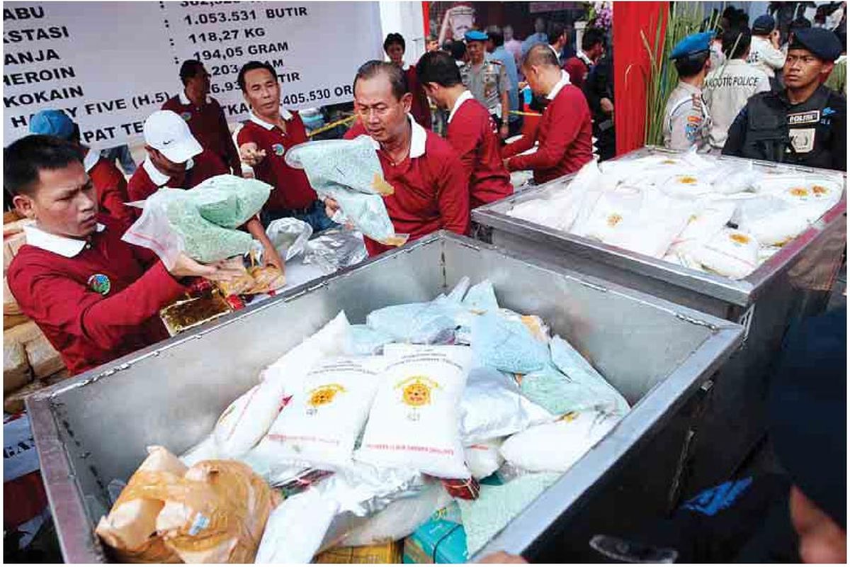 Polisi memasukkan aneka jenis narkoba ke dalam troli untuk dimusnahkan di kawasan Bandar Udara Soekarno-Hatta, Tangerang, Banten, Kamis (5/7). Berbagai jenis narkotika senilai Rp 1,1 triliun itu merupakan hasil penangkapan Direktorat Resnarkoba Polda Metro Jaya periode Mei-Juni 2012. Selain dari jaringan dalam negeri, barang haram itu juga berasal dari jaringan internasional.