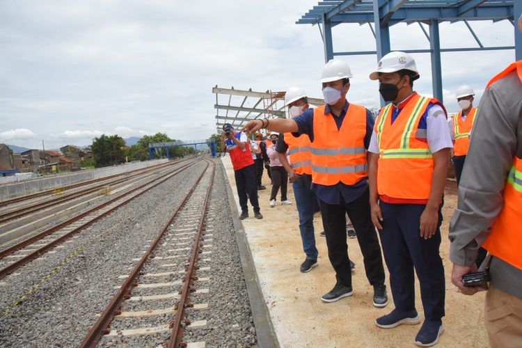 Ketua Komisi V DPR RI Andi Iwan Darmawan Aras saat meninjau lokasi pembangunan stasiun dan rel ganda di Kecamatan Rancaekek, Kabupaten Bandung, Jawa Barat (Jabar), Kamis (10/2/2022).