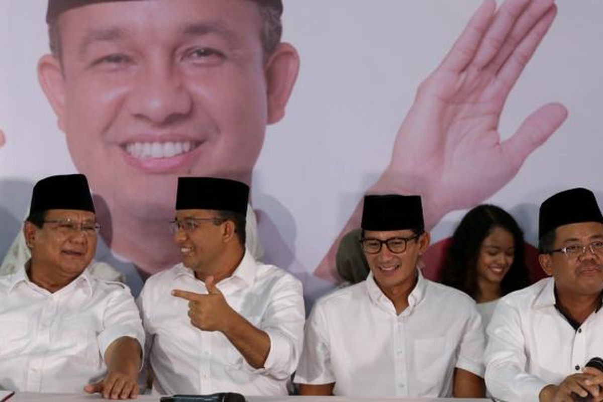 Ketua Umum Partai Gerindra, Prabowo Subianto (kiri), Calon gubernur DKI Jakarta nomor urut 3, Anies Baswedan (kedua dari kiri), calon wakil gubernur DKI Jakarta no urut 3, Sandiaga Uno (kedua dari kanan) dan Presiden Partai Keadilan Sejahtera, Sohibul Iman memberikan keterangan pers di Kantor DPP Partai Gerindra, Jakarta Selatan, Rabu (15/2/2017). Anies Baswedan mengucapkan terima kasih kepada warga Jakarta yang telah berpartisipasi memberikan hak suaranya dalam pemilihan kepala daerah di DKI Jakarta. 
