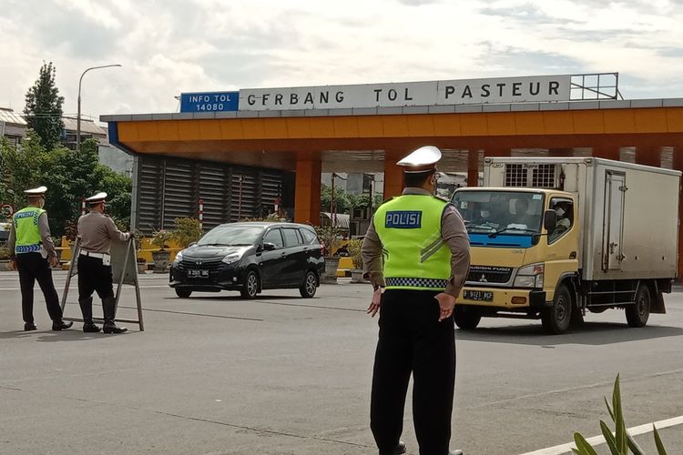 Petugas gabungan tengah menggelar ganjil genap yang dilaksanakan di gate tol Pasteur, Kota Bandung, Jumat (11/2/2022).