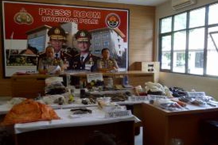 Mabes Polri menggelar barang bukti hasil penggerebekan sejumlah rumah kontrakan enam terduga teroris di Ciputat, Tangerang Selatan.