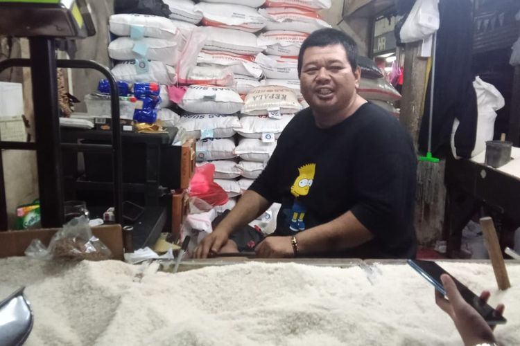 Wawan, salah satu pedagang beras di Rawamangun Kamis (7/3/2024). 