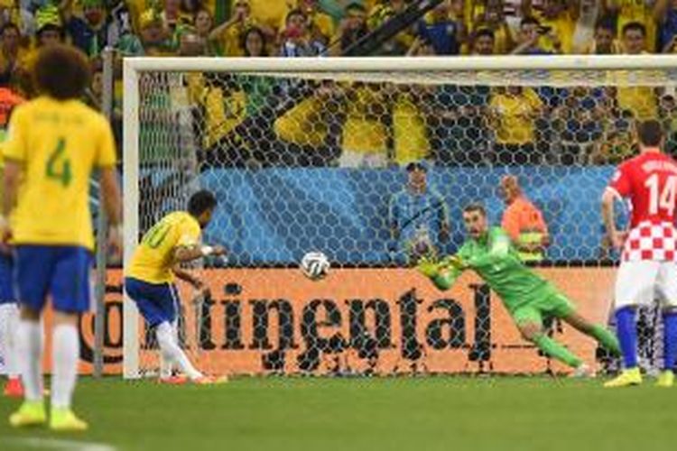 Bintang tim nasional Brasil, Neymar, saat menceploskan bola ke gawang Kroasia lewat titik putih pada laga perdana Piala Dunia 2014 di Stadion Corinthians, Sao Paolo, Kamis atau Jumat (13/6/2014) dini hari WIB. 