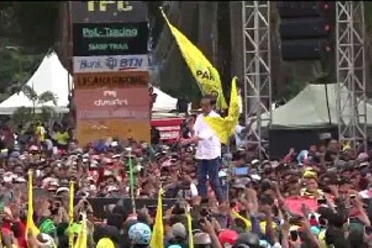 Capres 01, Jokowi diarak becak warga kota Mamuju rebutan selfie dengan jokowi dan istri 