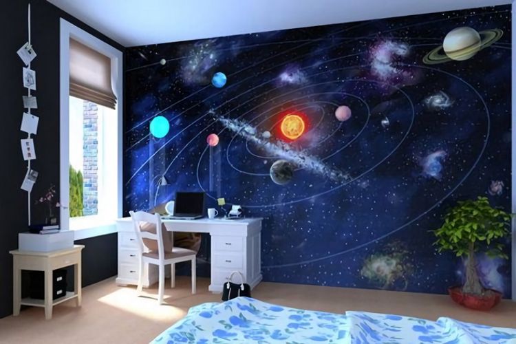 Mural bertema luar angkasa sebagai sarana edukasi di kamar tidur anak.