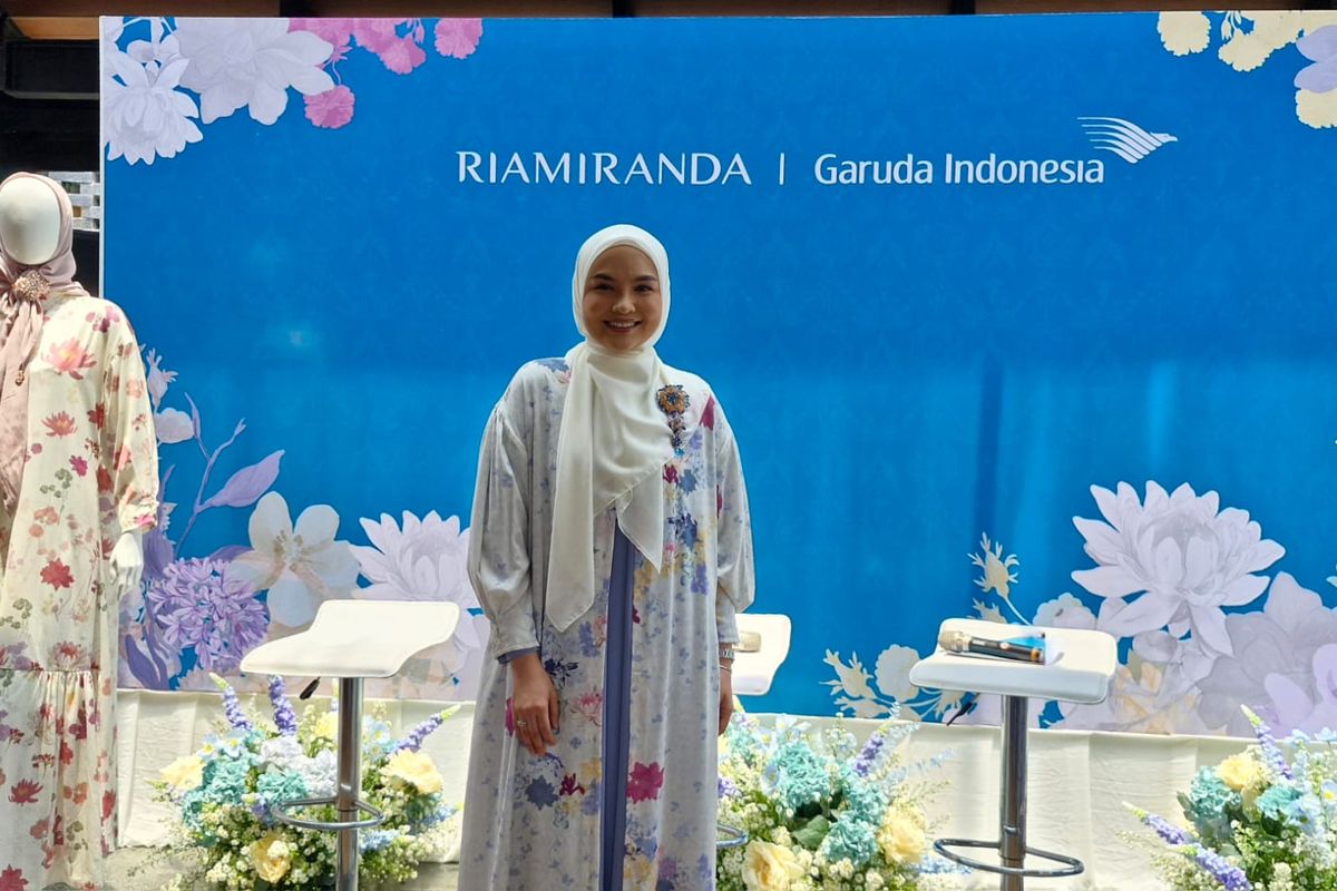 Desainer busana modest Ria Miranda di sela konferensi pers koleksi kolaborasi Ria Miranda dan Garuda Indonesia di Jakarta Selatan, Rabu (7/2/2024).