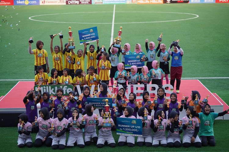 Para juara dan runner-up kelompok U-10 dan U-12 berpose usai melakoni partai final turnamen sepak bola putri bertajuk MilkLife Soccer Challenge 2023 Batch 2 di stadion olahraga Supersoccer Arena di Rendeng, Kudus, Jawa Tengah, Minggu (3/9/2023).