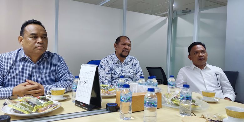 Kunjungan Bupati Bantaeng, Sulawesi Selatan, di Kantor Kompas.com, Jakarta, Jumat (17/6/2022). Dari kanan ke kiri: Bupati Bantaeng Ilham Syah Azikin, Abdul Karim, dan Asruddin Anwar. 