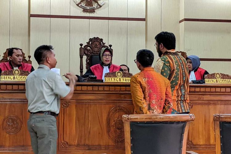 Sidang perdana gugatan pemilik kedai kopi terhadap Grab di Pengadilan Negeri Purwokerto, Jawa Tengah, Senin (27/1/2020.