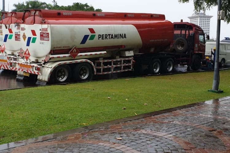 Dua truk tangki Pertamina yang dibajak para pengunjuk rasa saat berada di Monas, Jakarta Pusat, Senin (18/3/2019)