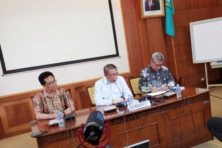 Gubernur Kalbar Sutarmidji menggelar konferensi pers terkait penanggulangan penyebaran virus corona atau Covid-19, di Kantor Gubernur Kalbar, Minggu (15/3/2020).