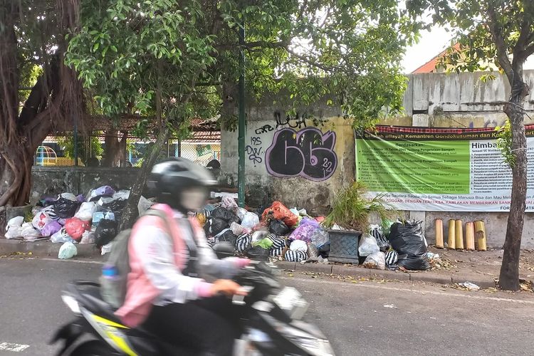 Tumpukan sampah di Jalan Ki Mangunsarkoro, Gondokusuman, Kota Yogyakarta pada hari Rabu (5/6/2024).