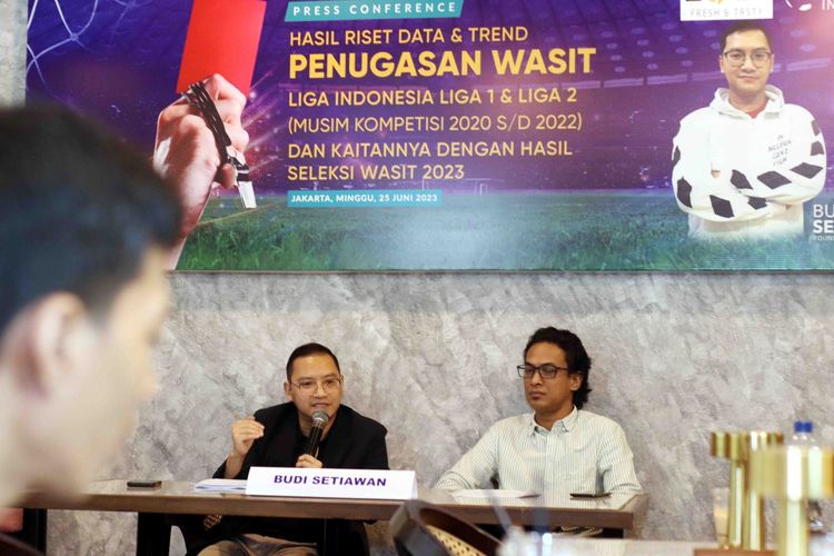 Founder FOOTBALL Institute Budi Setiawan saat menggelar jumpa pers di Jakarta, Minggu (25/6/2023), terkait hasil riset data dan trend penugasan wasit Liga 1 & 2 musim kompetisi 2020 hingga 2022 serta kaitannya dengan hasil seleksi wasit 2023.