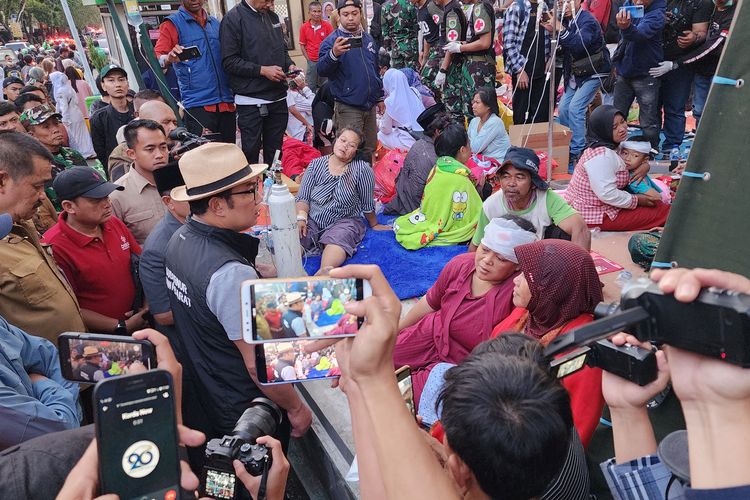 Gubernur Jawa Barat Ridwan Kamil saat meninjau situasi di Rumah Sakit Umum Daerah (RSUD) Sayang, Kabupaten Cianjur, Jawa Barat, Senin (21/11/2022).