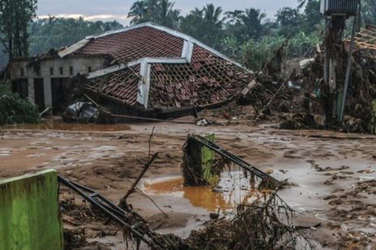 Sejumlah rumah rusak dan masih belum dibersihkan karena tebalnya lumpur sisa banjir di Desa Calung Bungur, Lebak, Banten, Kamis (02/01). 