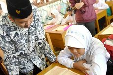 Bupati Dedi Larang Sekolah Wajibkan Siswa Miskin Pakai Seragam