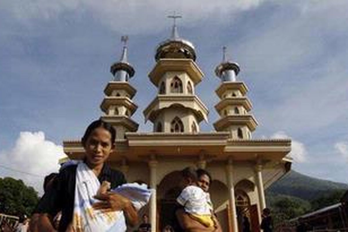 Warga berziarah ke Kapel Tuan Ana (Yesus Kristus) pada perayaan Pekan Suci atau Semana Santa bagi umat Katholik, di Larantuka, Flores Timur, NTT, Jumat (22/4/2011). Siang hari hingga pagi pada Jumat Agung ini, dilaksanakan berbagai prosesi di antaranya mengantar Tuan Menino melalui laut dan mengantar Salib dari Kapela ke Armida.  