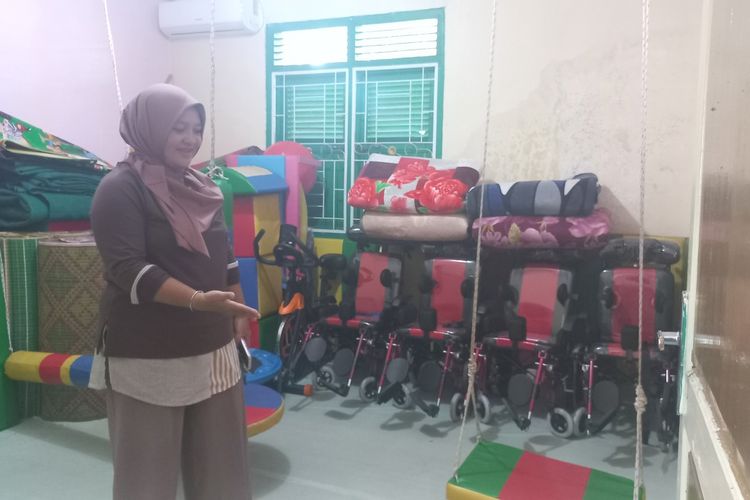 Foto: Herlina Sinaga menunjukkan ruangan terapis untuk anak disabilitas di rumah singgah RRABK di Jalan Sangnaualuh, Kecamatan Siantar, Kabupaten Simalungun, Provinsi Sumut, Selasa (7/11/2023).