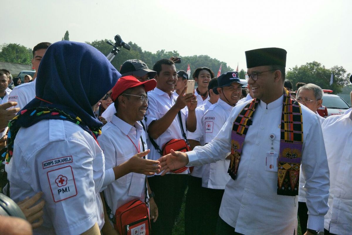 Gubernur DKI Jakarta Anies Baswedan menyalami sukarelawan PMI di Bumi Perkemahan Cibubur, Jakarta Timur, Kamis (2/11/2017). 