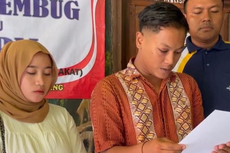 Adi Saputra (19), remaja asal Kecamatan Merakurak, Kabupaten Tuban, Jawa Timur, yang menjadi pelaku pemakaian foto cewek di akun aplikasi perpesanan untuk menipu saat menyampaikan permintaan maaf kepada pemilik foto yakni DTP (21), Mahasiswi PTS di Tuban.